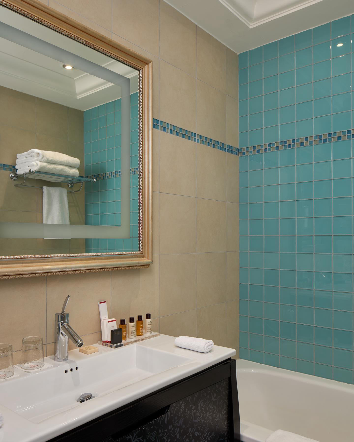 image  1 Majestic Hôtel-Spa Paris - [Bathroom] – Overview of the bathroom in room 207•[Salle de bain] - Aperç